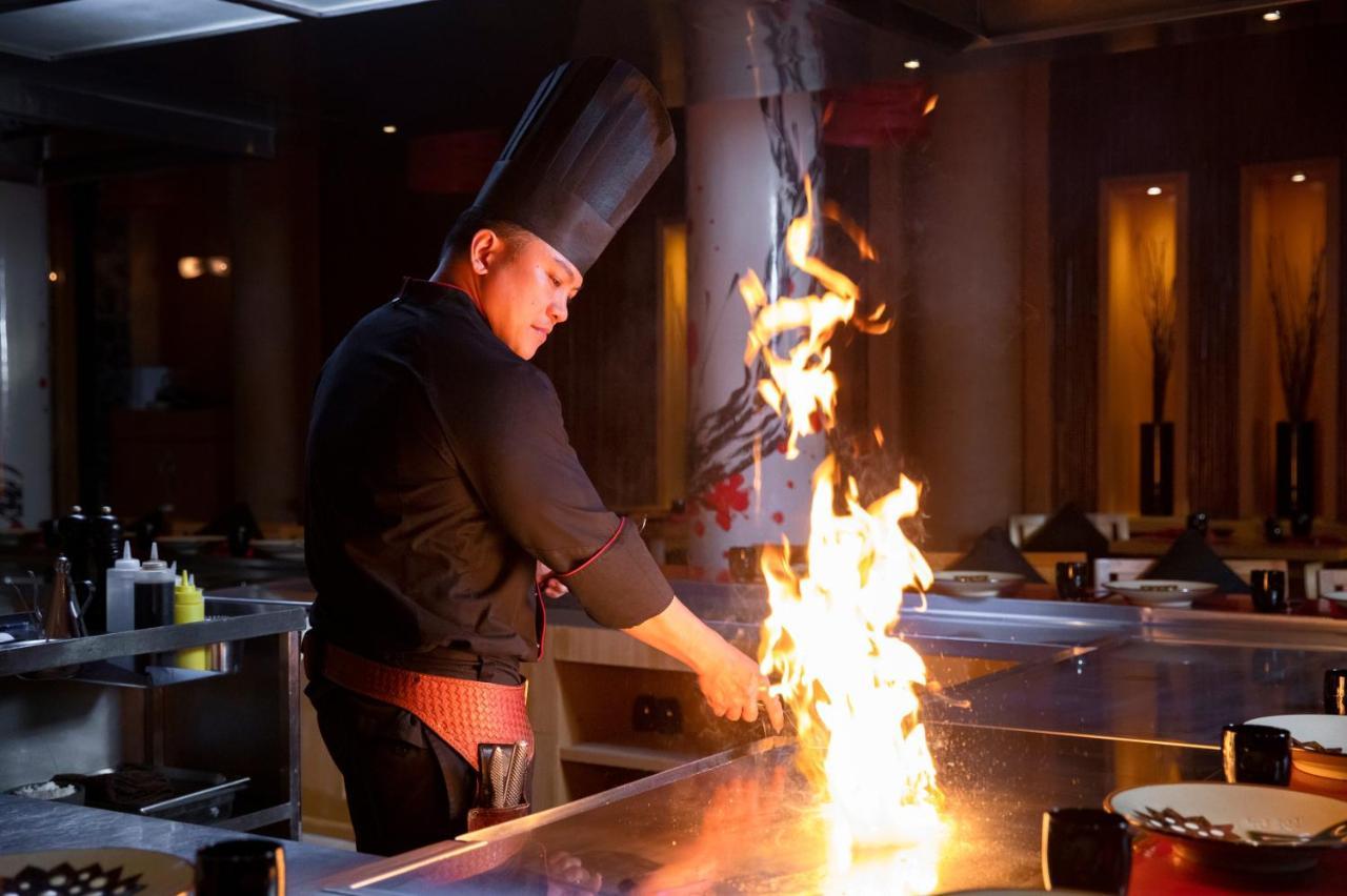 Beach Rotana - Абу Даби Екстериор снимка A chef cooking with a flaming torch
