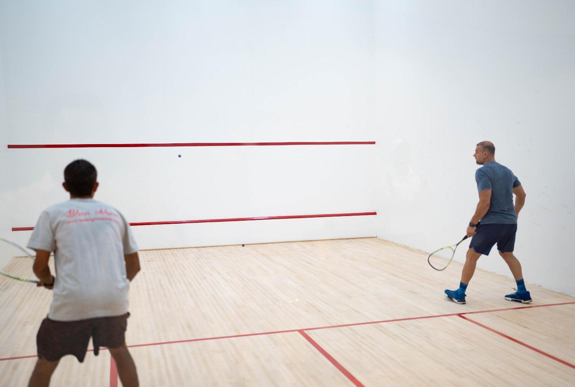 Beach Rotana - Абу Даби Екстериор снимка Squash players