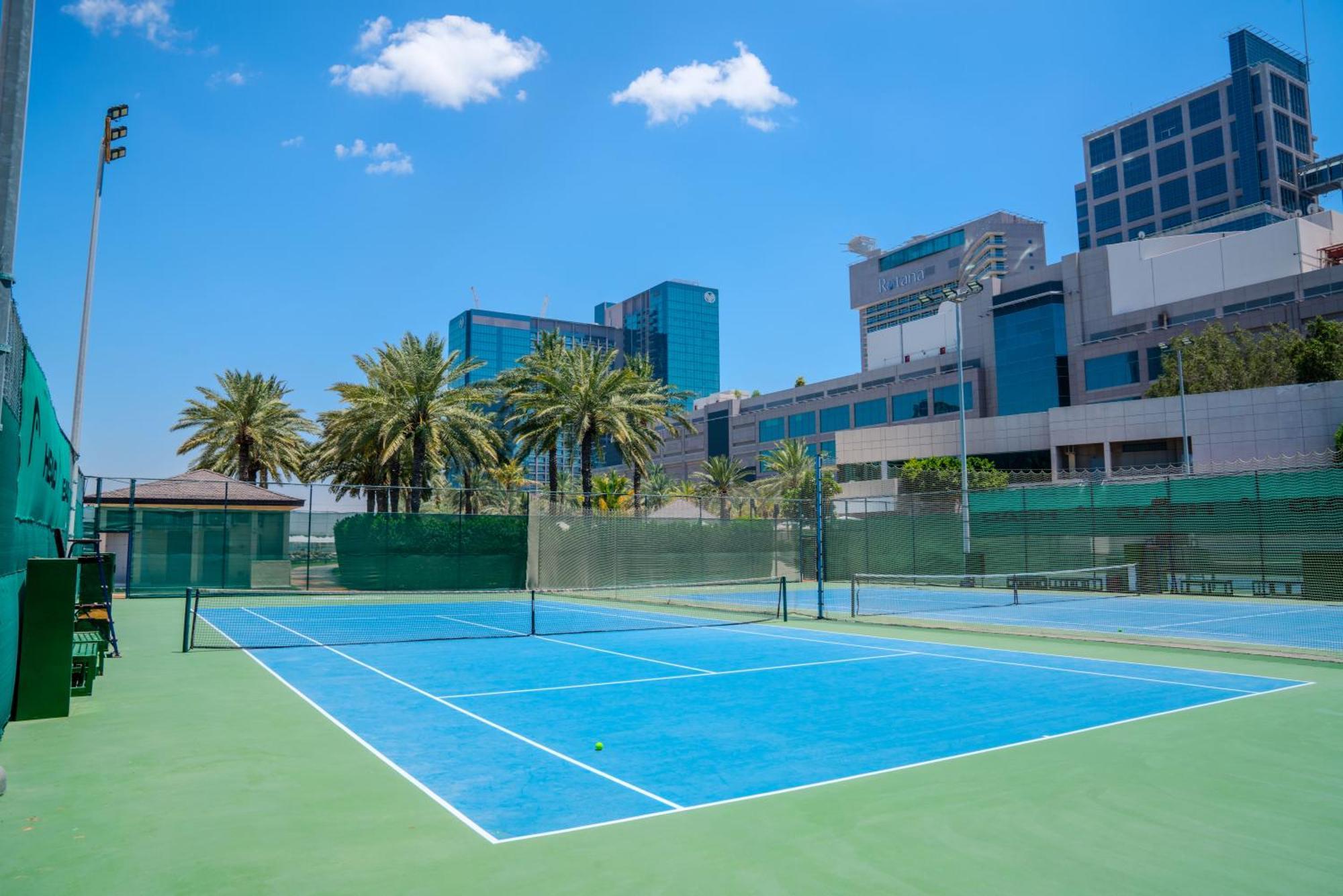 Beach Rotana - Абу Даби Екстериор снимка Tennis courts at the Dubai Tennis Academy