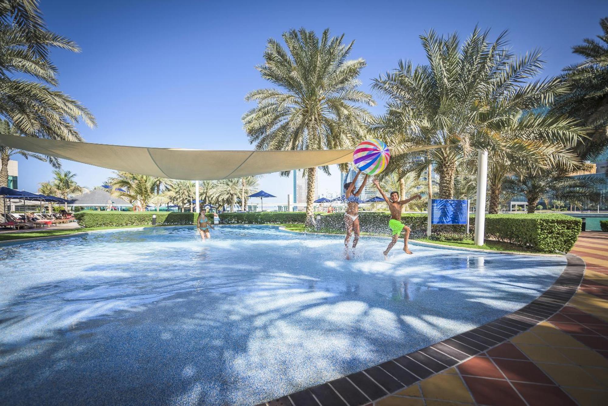 Beach Rotana - Абу Даби Екстериор снимка The swimming pool at the resort