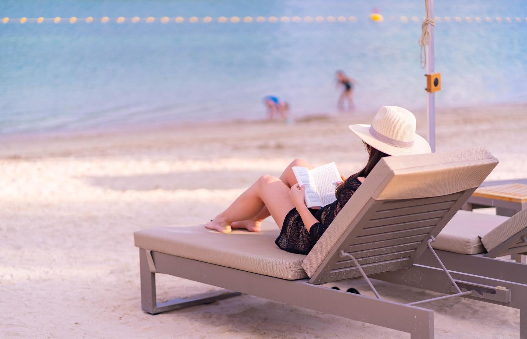 Beach Rotana - Абу Даби Екстериор снимка A woman sunbathing