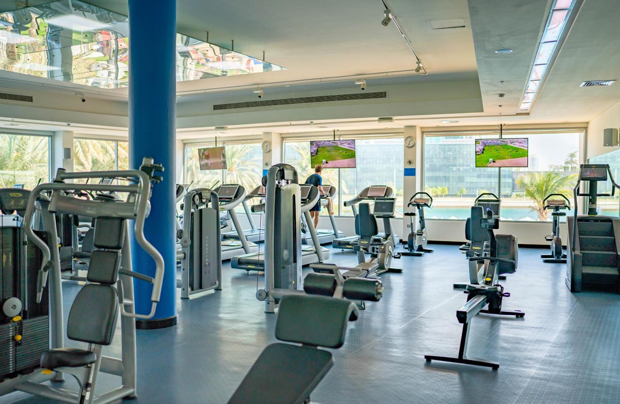 Beach Rotana - Абу Даби Екстериор снимка The gym at the hotel