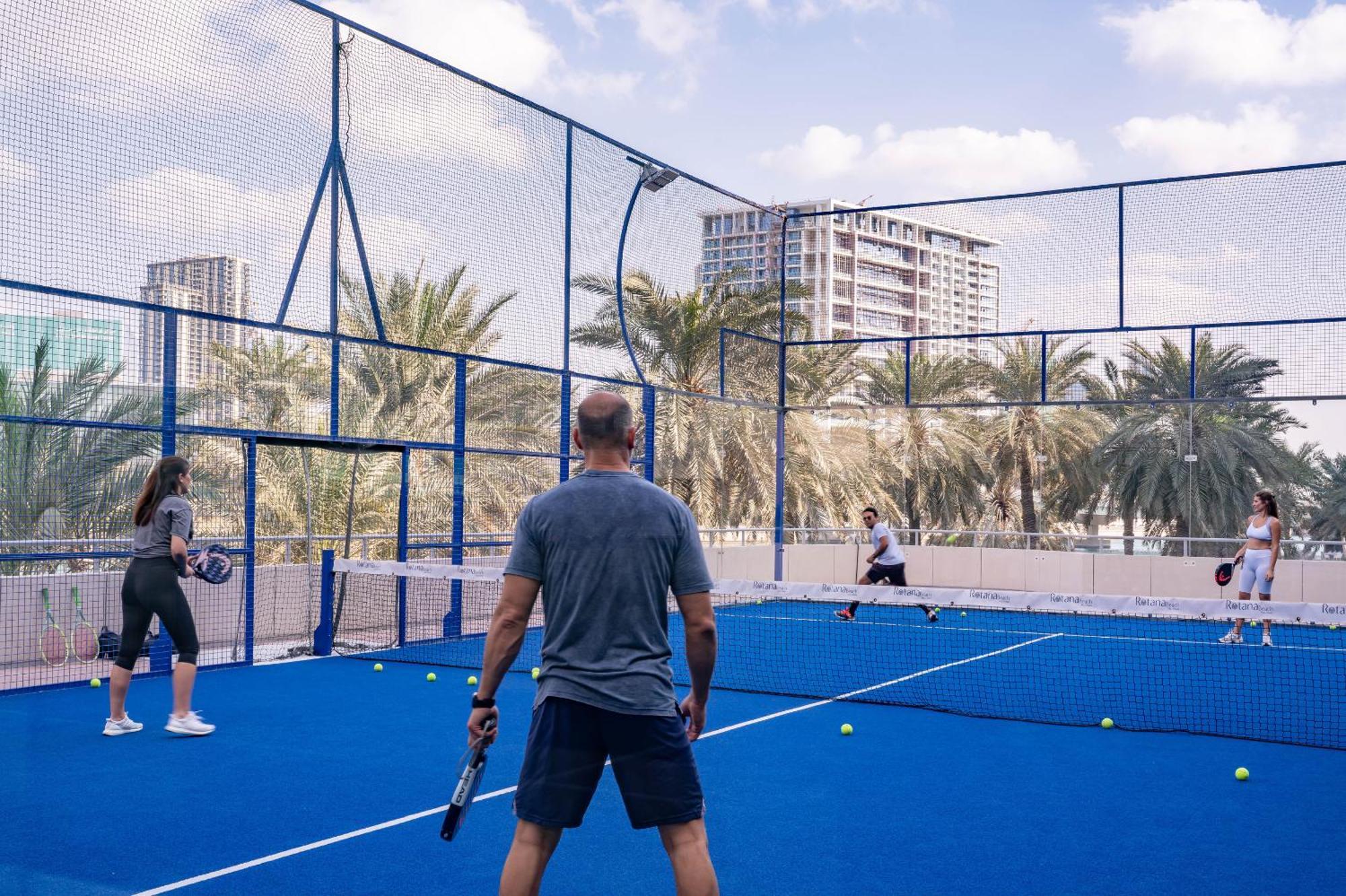 Beach Rotana - Абу Даби Екстериор снимка A paddle tennis court