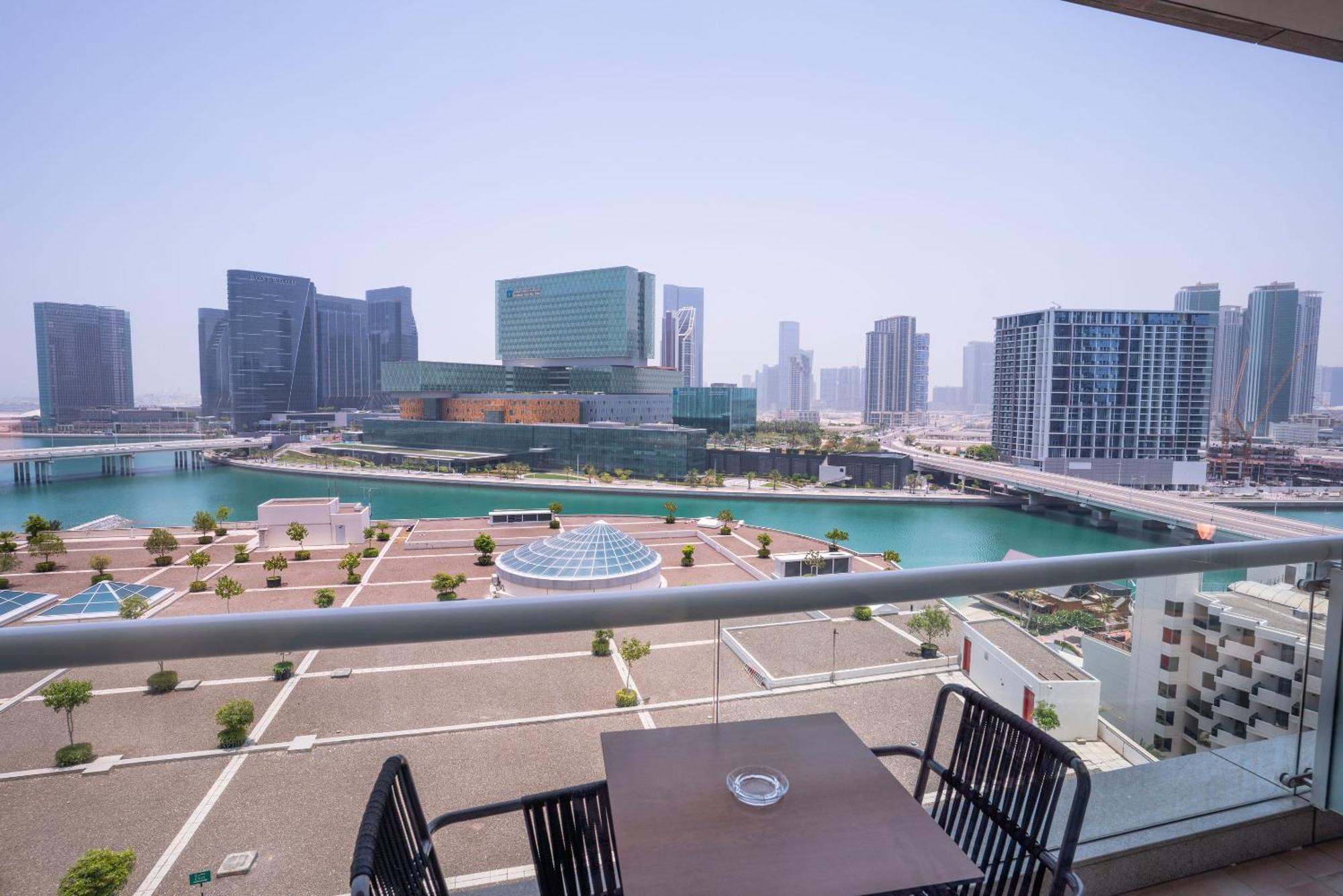 Beach Rotana - Абу Даби Екстериор снимка View of the Dubai Marina skyline