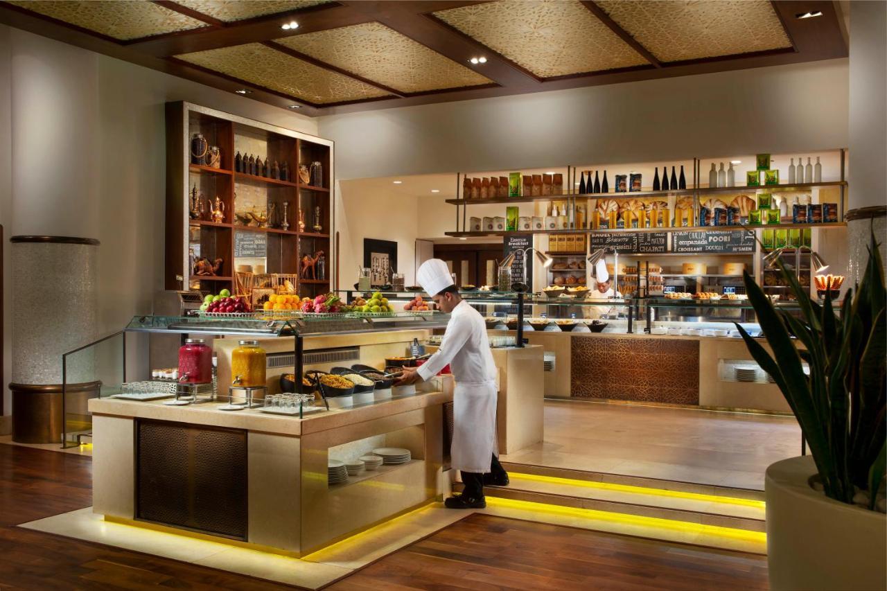Beach Rotana - Абу Даби Екстериор снимка The buffet at the hotel's restaurant, The Terrace